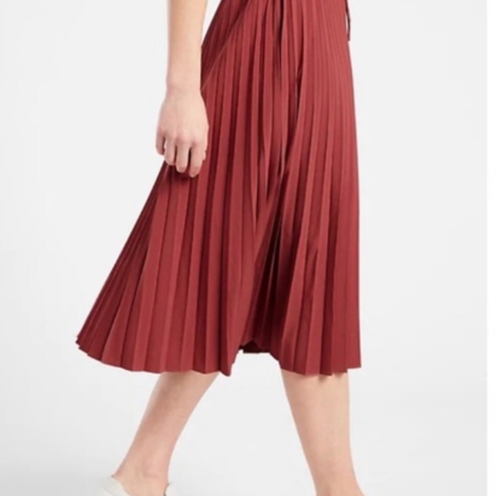 Athletes Hayes Pleated Midi Skirt Size M in Canyon Red